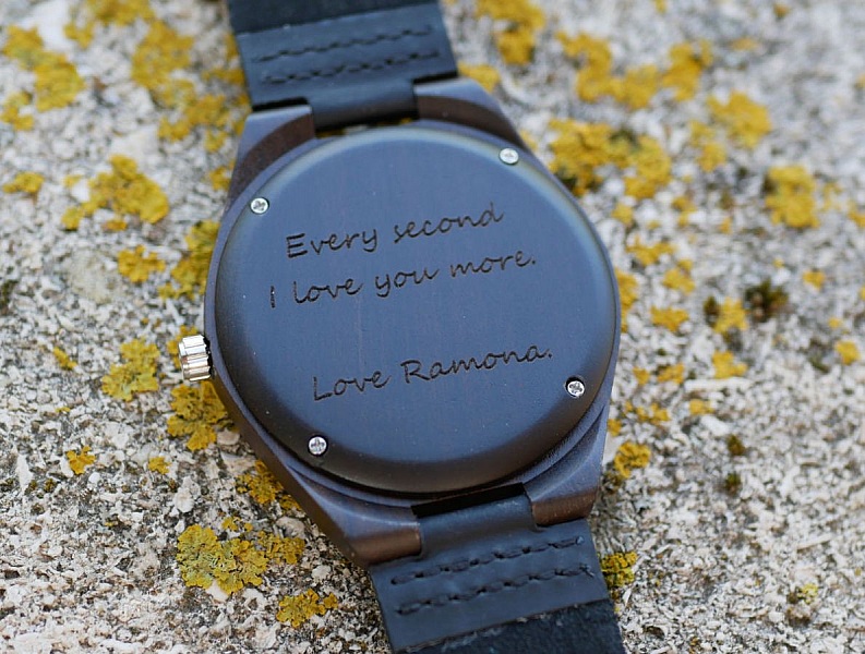 Ur med valn&oslash;ddetr&aelig;sskive p&aring; sort l&aelig;der til personlig tilpasning