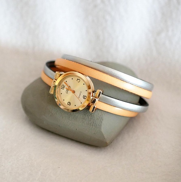 Ur med rosa guld urskive og dobbelt armb&aring;nd til personlig tilpasning