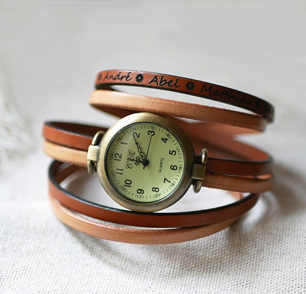 Montre vintage bronze à bracelet cuir triple tour personnalisé.