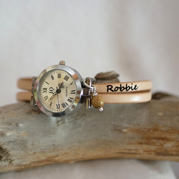 Montre bracelet en cuir personnalisable avec prénom gravé.