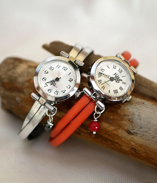 Montres bracelet personnalisables avec breloques sur bois flotté.