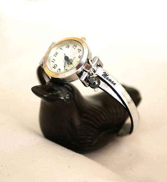 Montre bracelet personnalisée avec gravure Maman sur support oiseau.