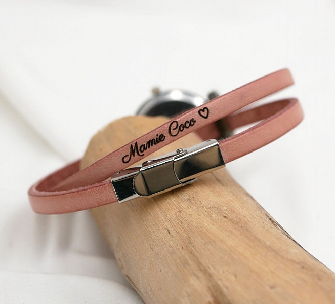Bracelet en cuir rose personnalisable avec gravure Mamie Coco.