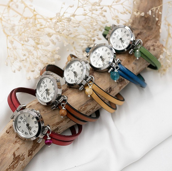 Montres femme personnalisables avec bracelets en cuir coloré.