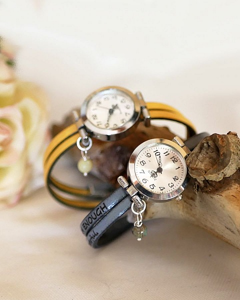 Montres bracelet personnalisables en cuir jaune et gris.