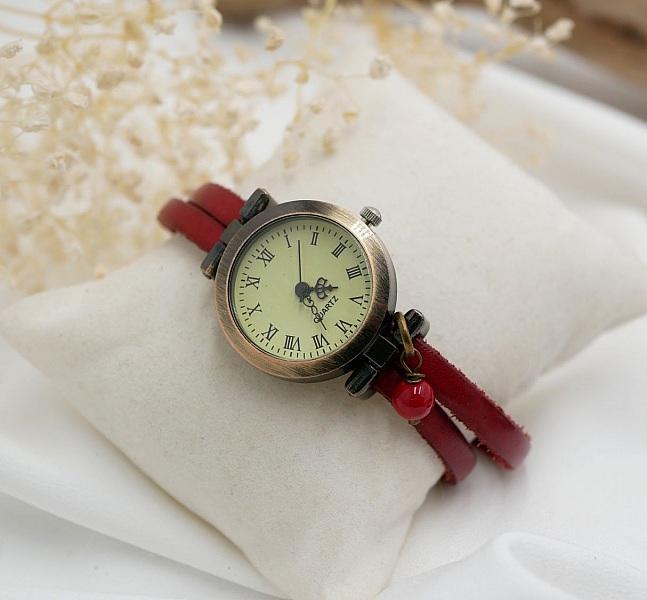 Montre femme vintage avec bracelet en cuir rouge personnalisable.