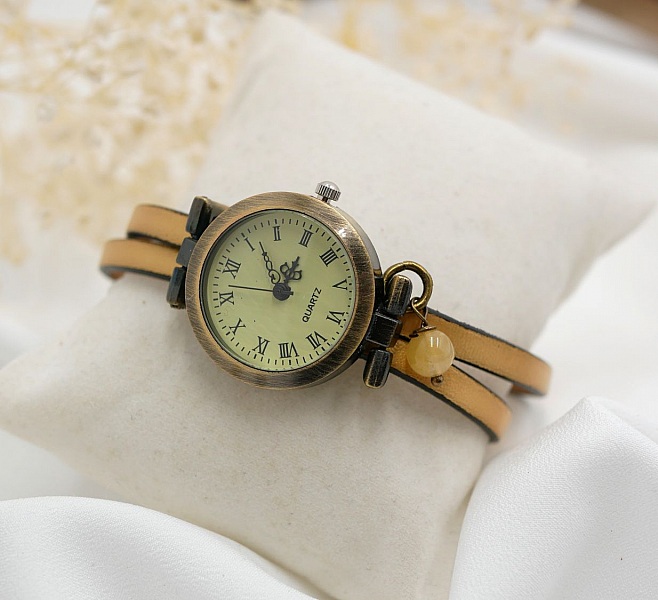 Montre femme personnalisable avec bracelet en cuir beige.