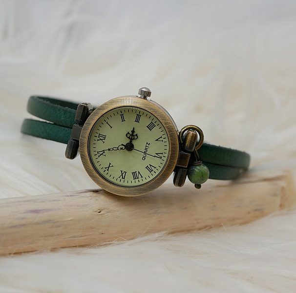 Montre bracelet vintage personnalisable à cadran vert et chiffres romains.