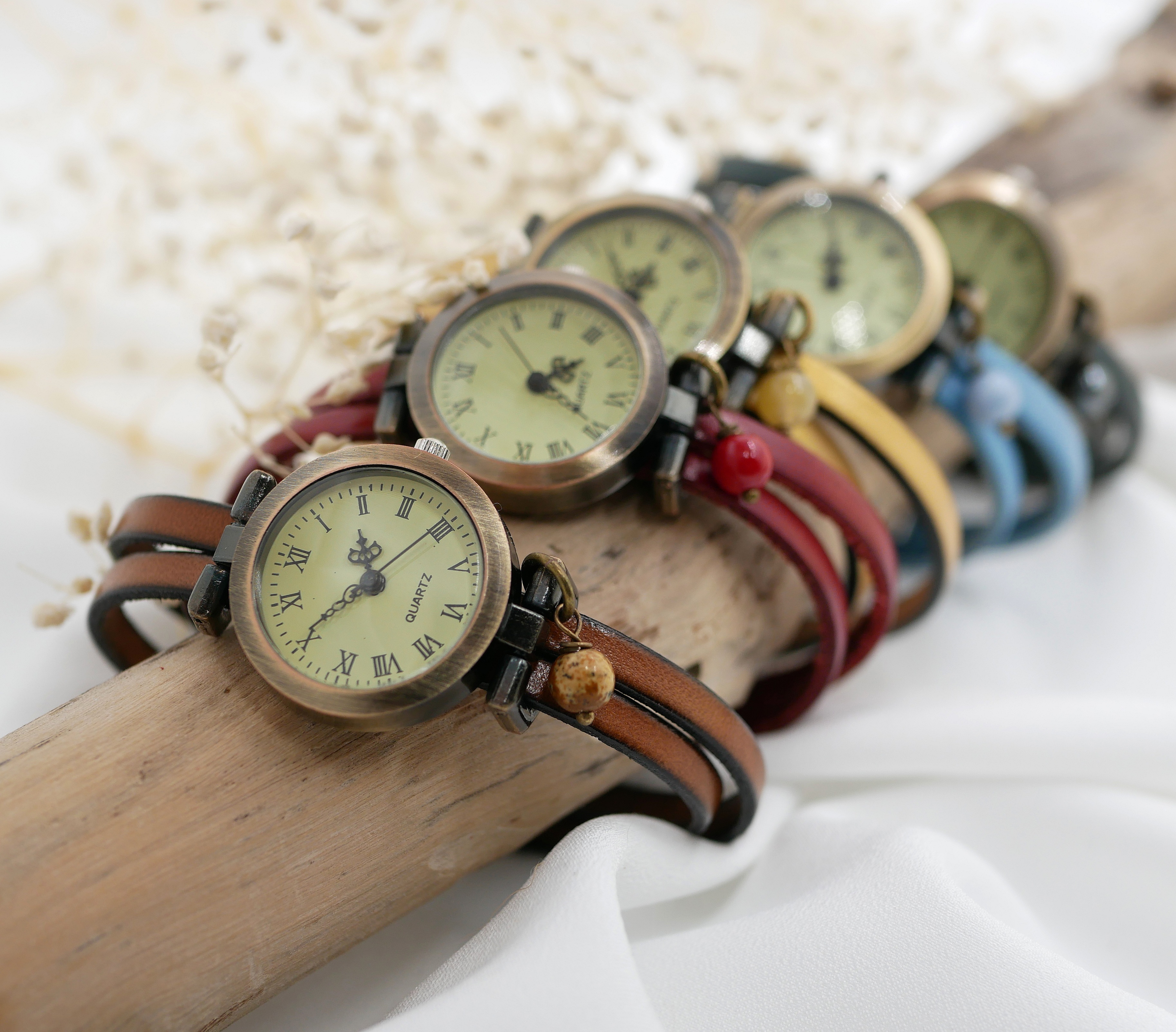 Montres bracelet en cuir personnalisables avec cadran vintage.