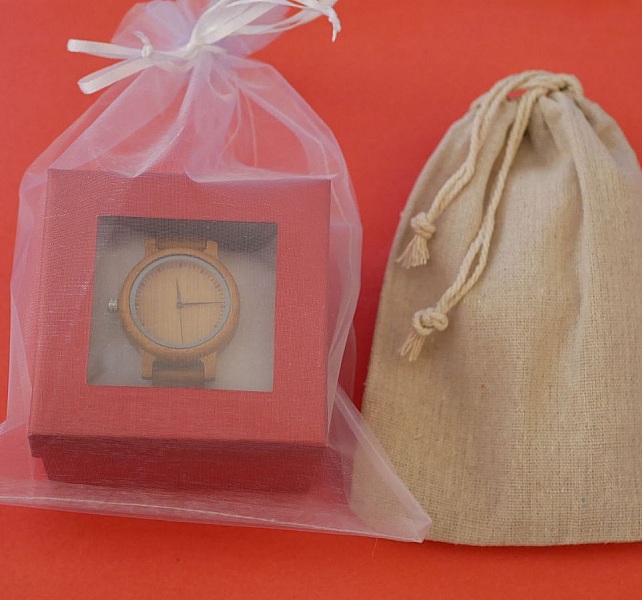 Montre homme bois clair sur bracelet cuir &agrave; personnaliser