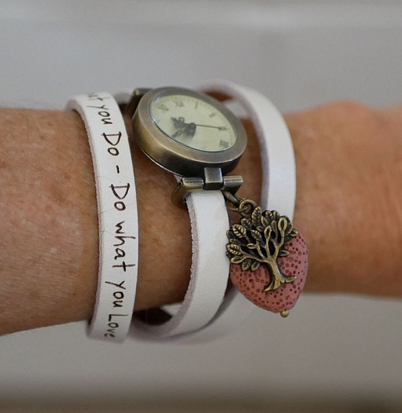 Ur med Lava Stone diffuser l&aelig;derrem