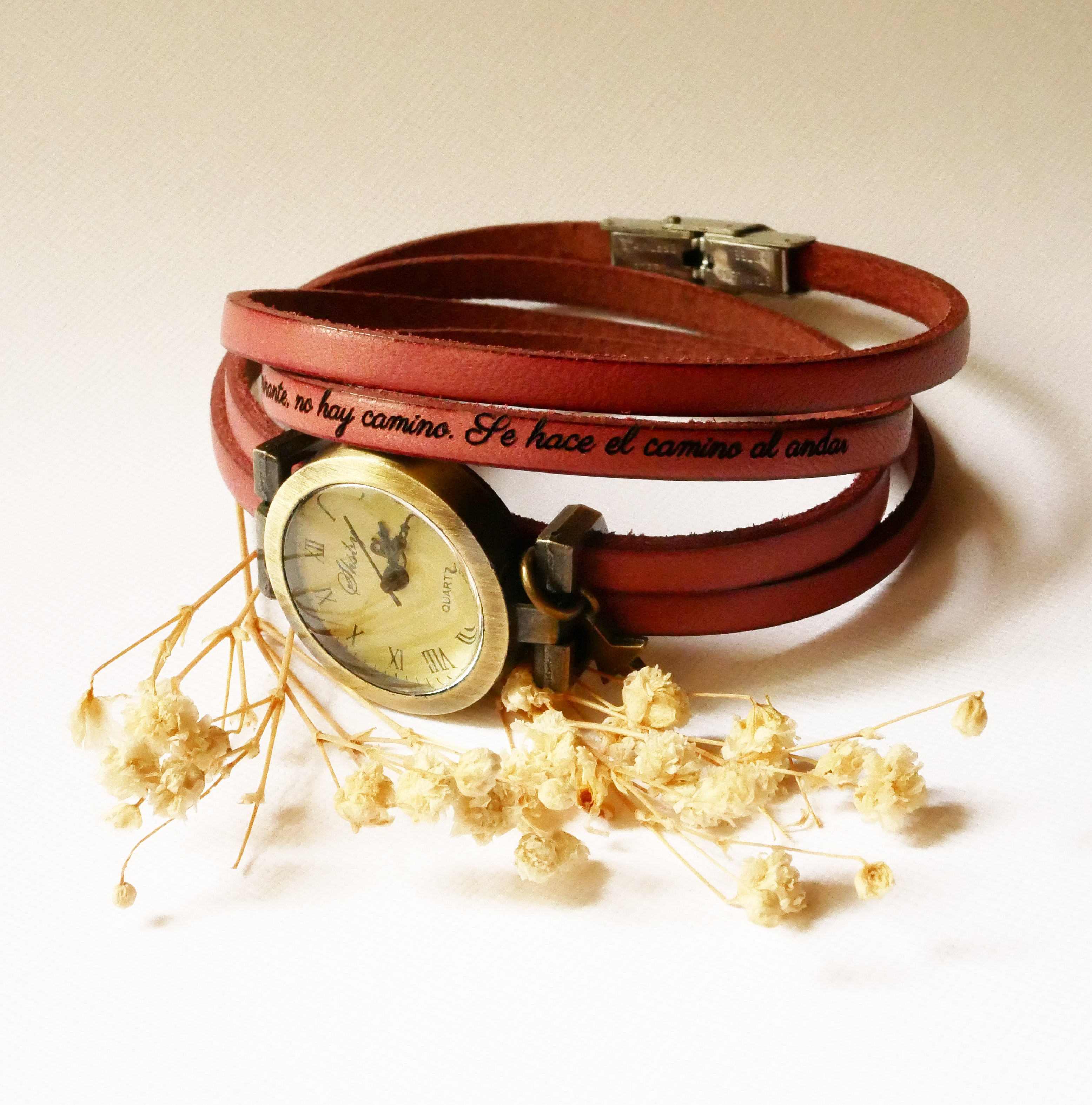 Montre bracelet en cuir vintage rose personnalisable avec cadran vintage.