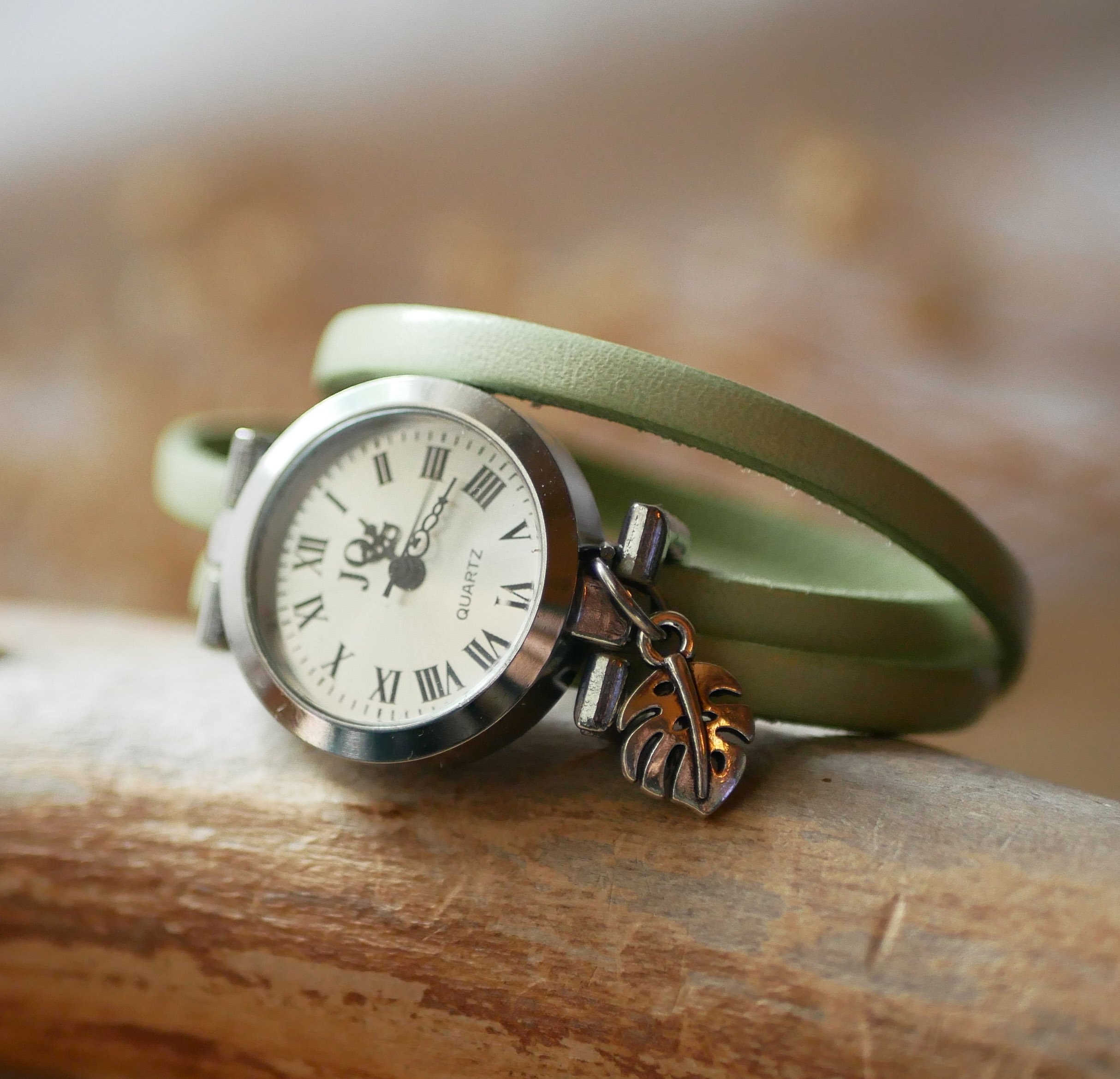 Ur til personlig tilpasning med en l&aelig;derrem, 3 omgange, s&oslash;lvfarvet urskive med vedh&aelig;ng 