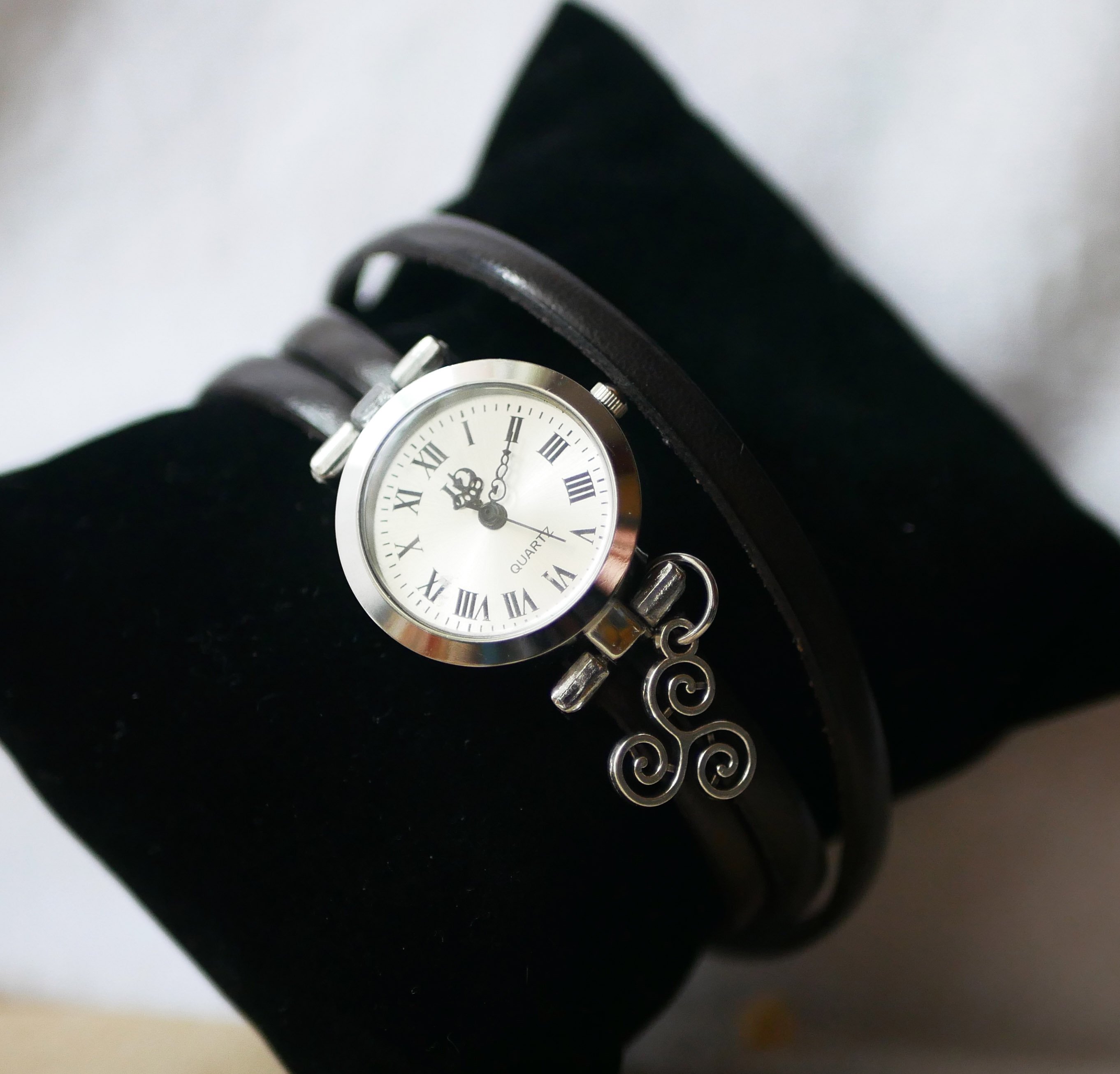 Ur til personlig tilpasning med en l&aelig;derrem, 3 omgange, s&oslash;lvfarvet urskive med vedh&aelig;ng 