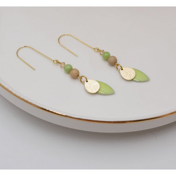 S&aelig;t med &oslash;reringe og l&aelig;derarmb&aring;nd med mandelgr&oslash;nne pailletter