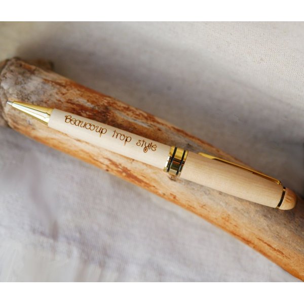 Gavepose til kvinder med indgraveret tr&aelig;pen + l&aelig;derrem, der kan tilpasses, + n&oslash;glering 