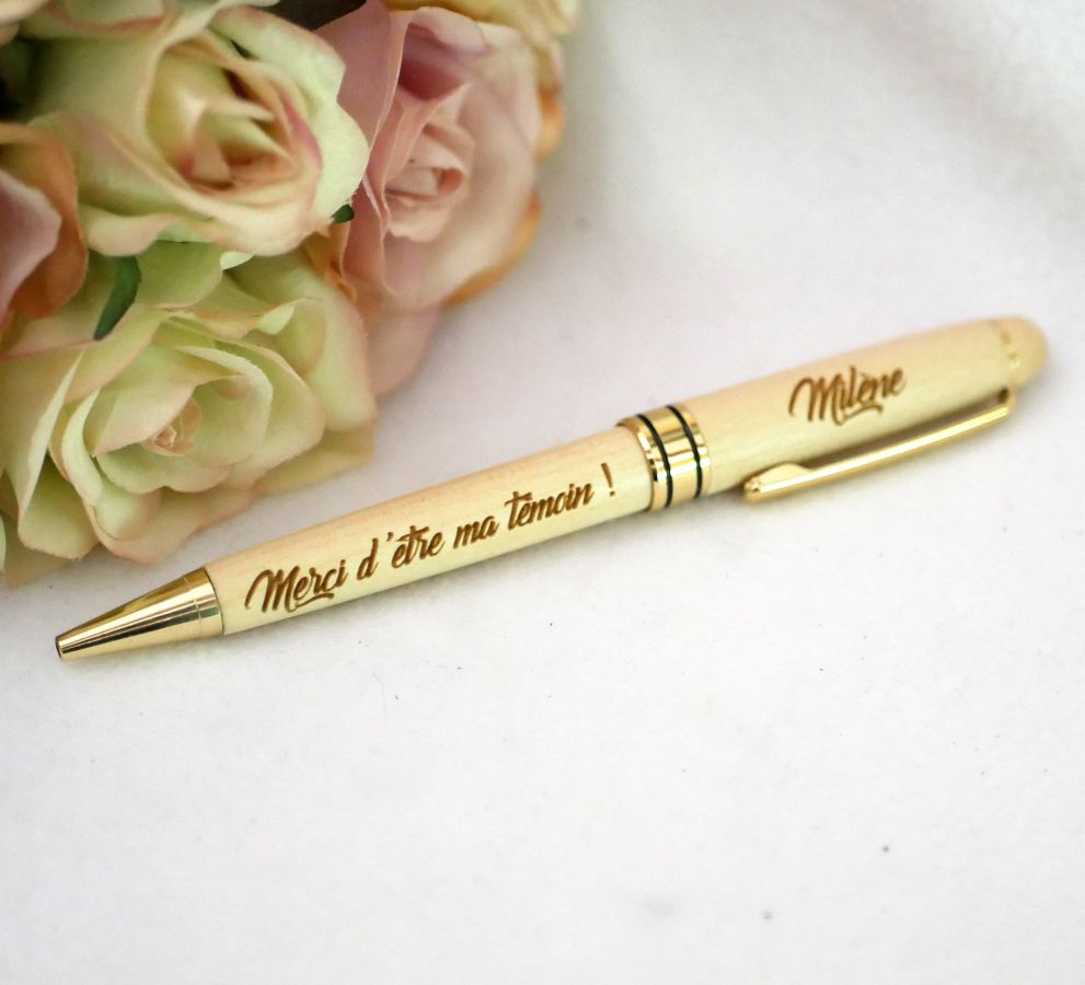 Gavepose til kvinder med indgraveret tr&aelig;pen + l&aelig;derrem, der kan tilpasses, + n&oslash;glering 