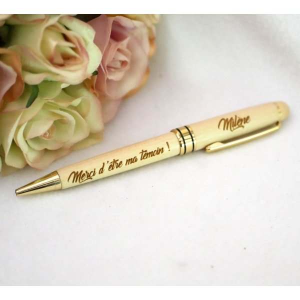 Gavepose til kvinder med indgraveret tr&aelig;pen + l&aelig;derrem, der kan tilpasses, + n&oslash;glering 