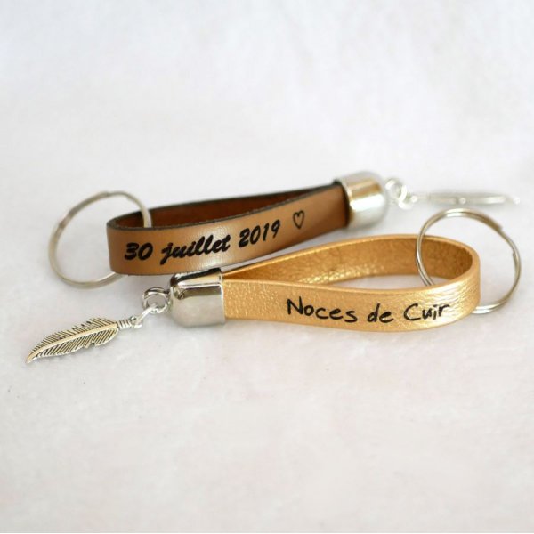 L&aelig;dern&oslash;glering, der kan personligg&oslash;res ved gravering med dit valg af vedh&aelig;ng