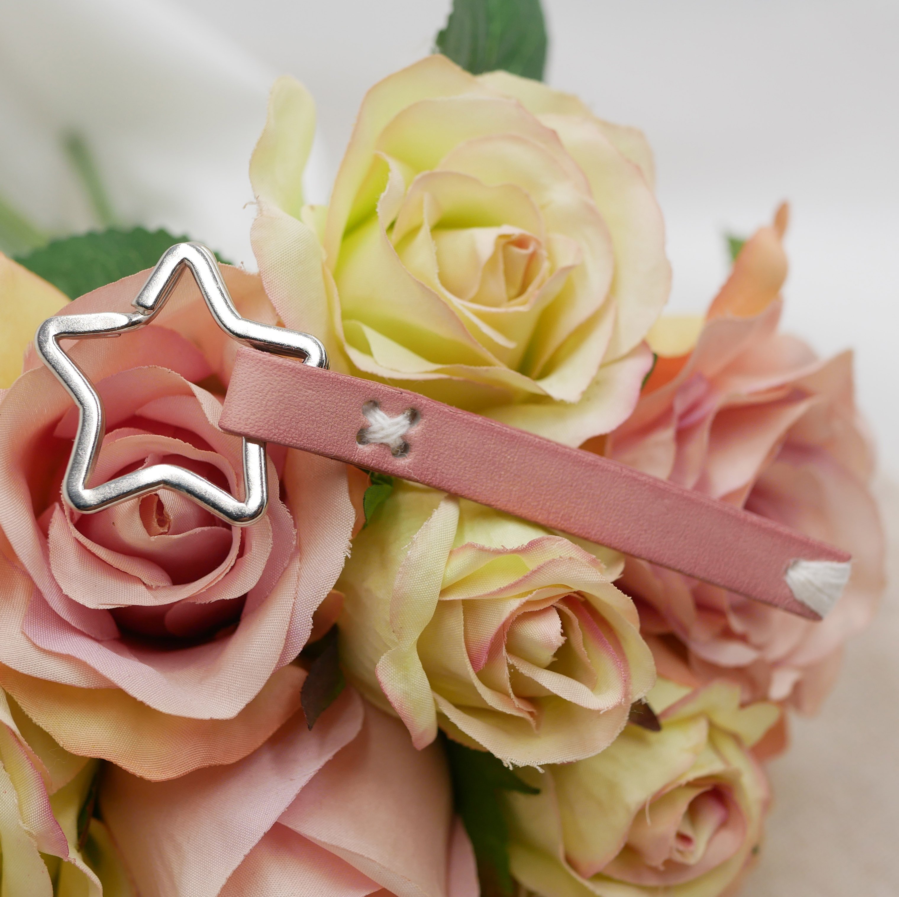 H&aring;ndsyet n&oslash;glering i l&aelig;der, der kan tilpasses