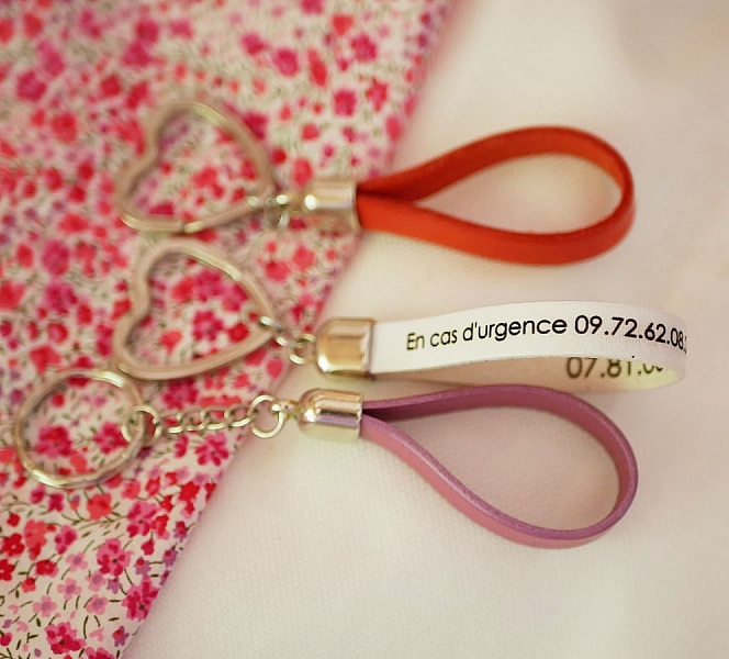 N&oslash;glering i l&aelig;der med navn og telefonbesked, som kan tilpasses