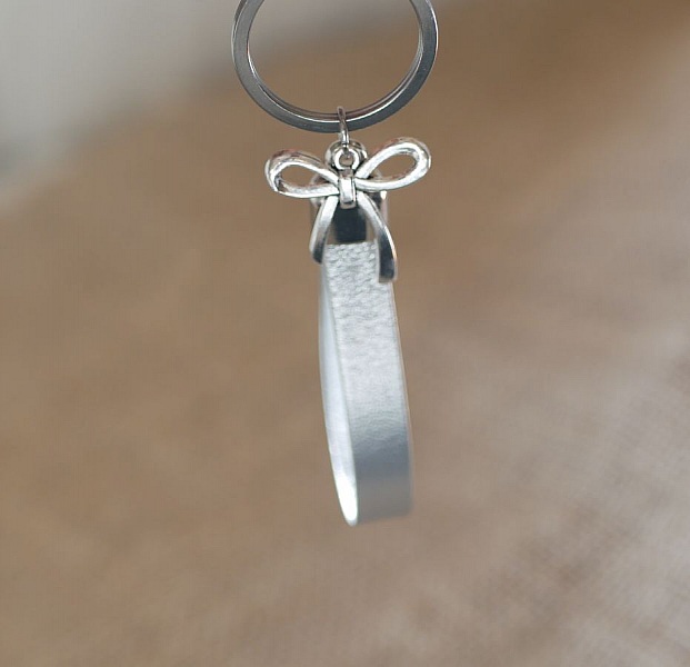 Porte-clefs en cuir personnalisés avec pendentif nœud papillon.