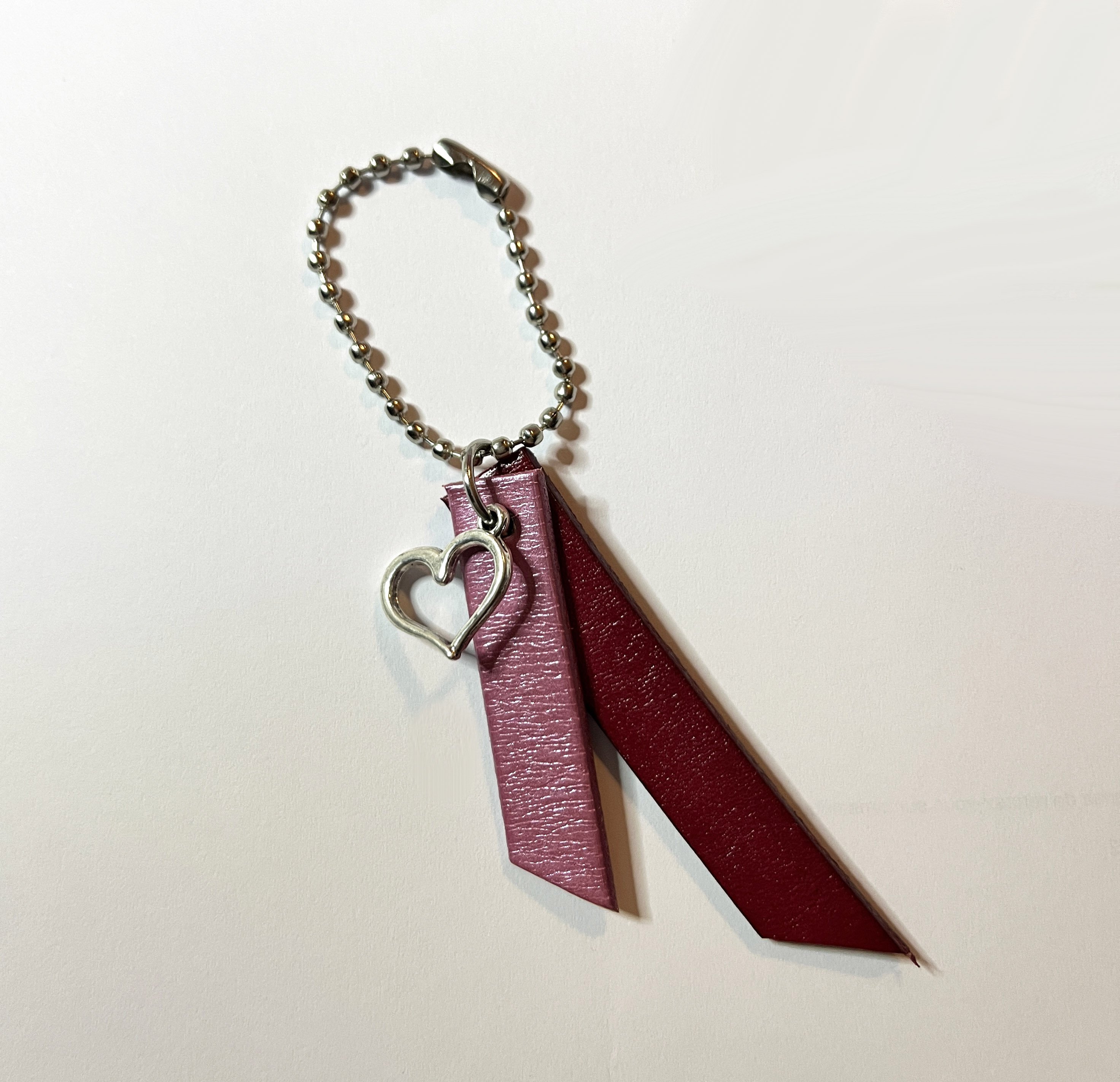 Porte-clefs duo de cuirs et charme personnalisable par gravure