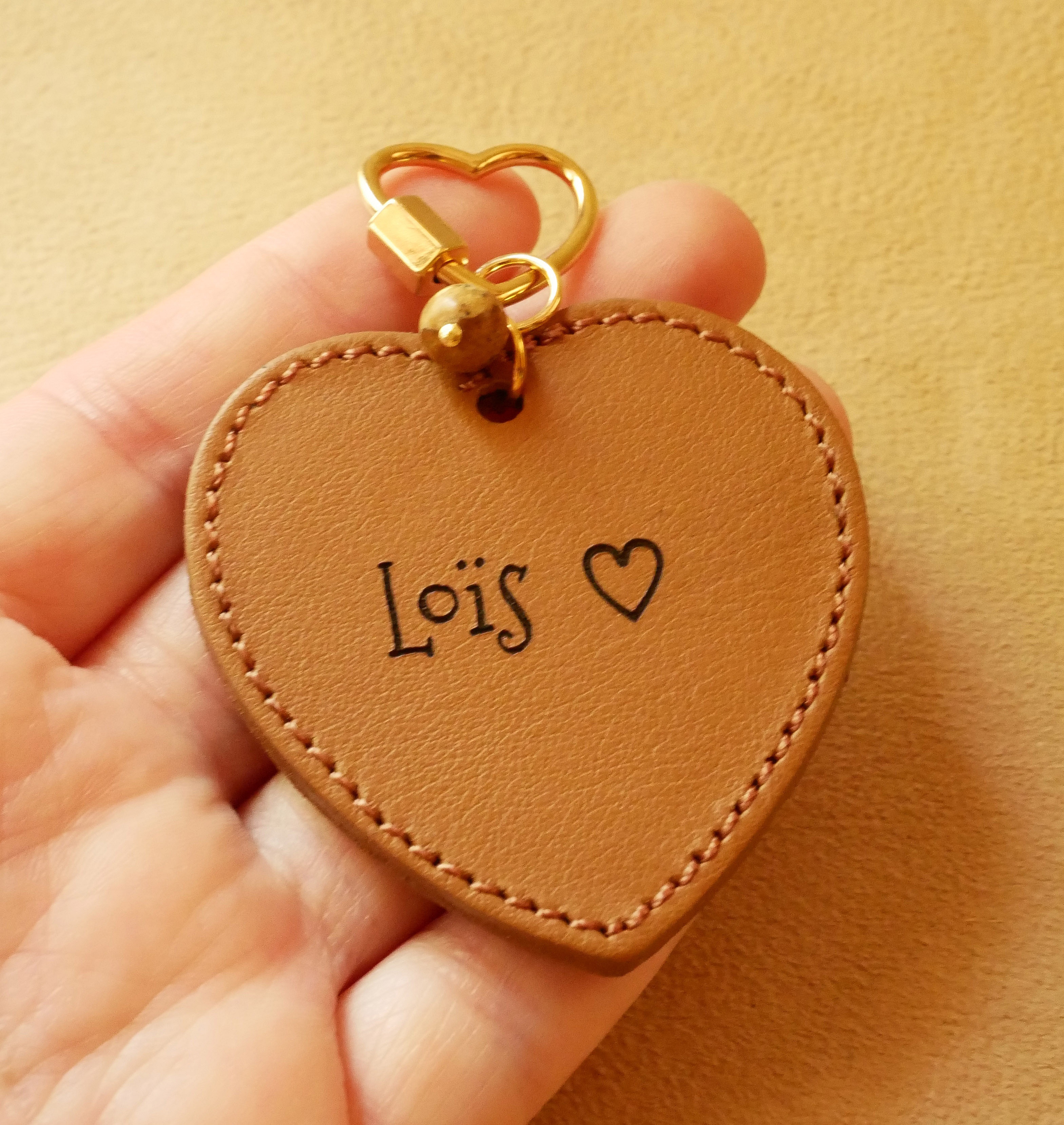 N&oslash;glering med stort l&aelig;derhjerte til indgravering og personligg&oslash;relse