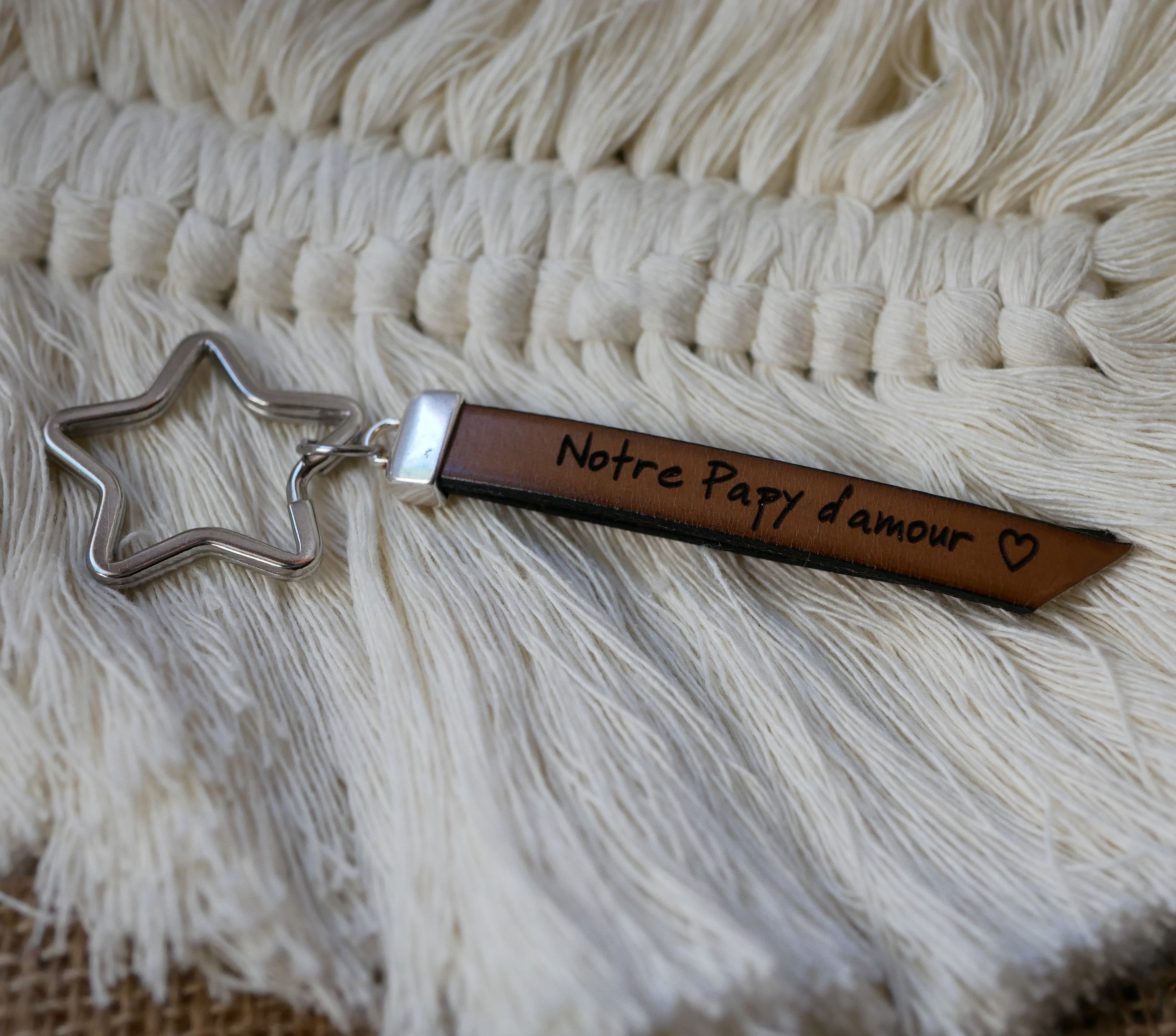 Dobbelt flad n&oslash;glering i l&aelig;der, der kan personligg&oslash;res med navn, telefon eller besked