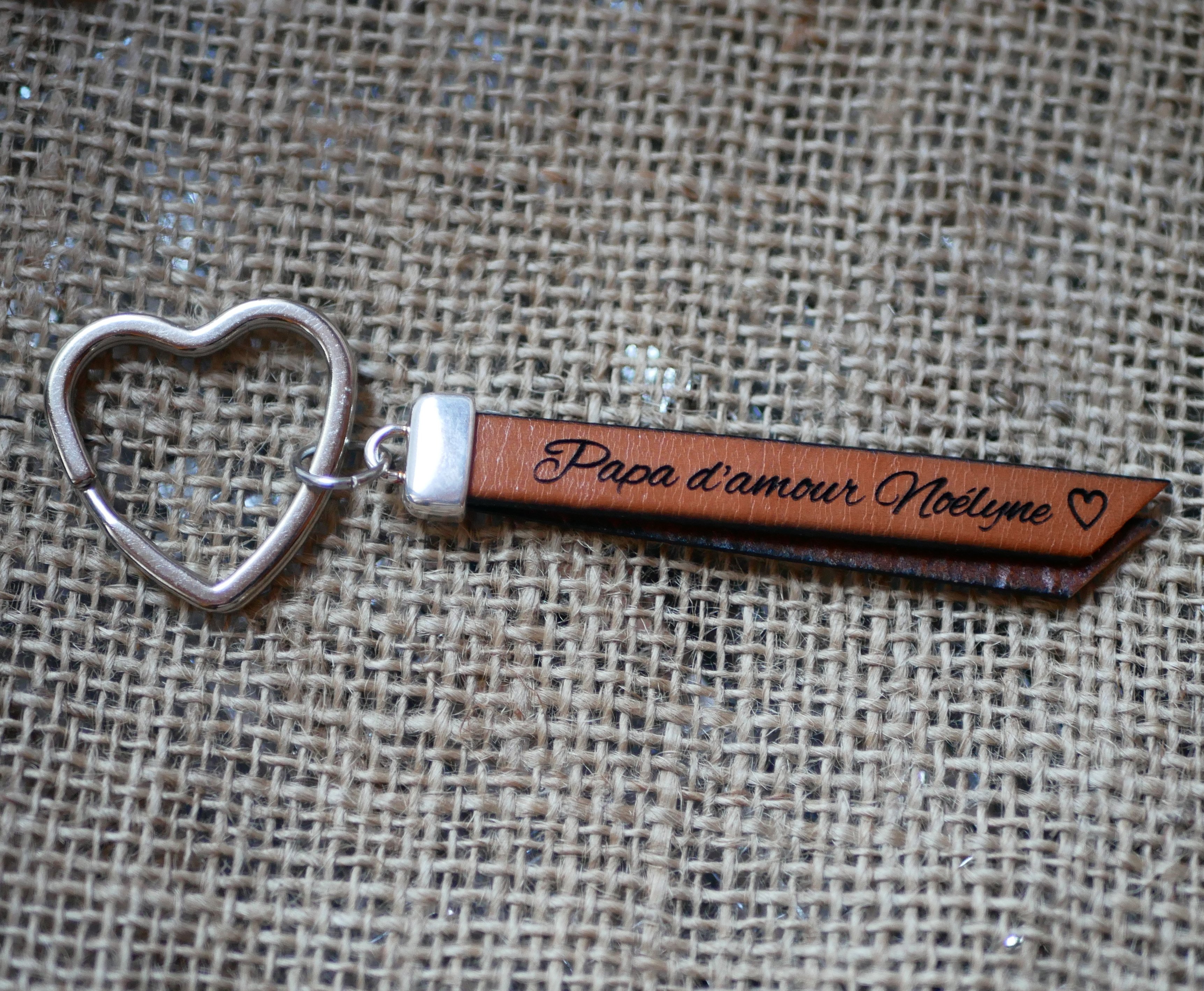 Dobbelt flad n&oslash;glering i l&aelig;der, der kan personligg&oslash;res med navn, telefon eller besked