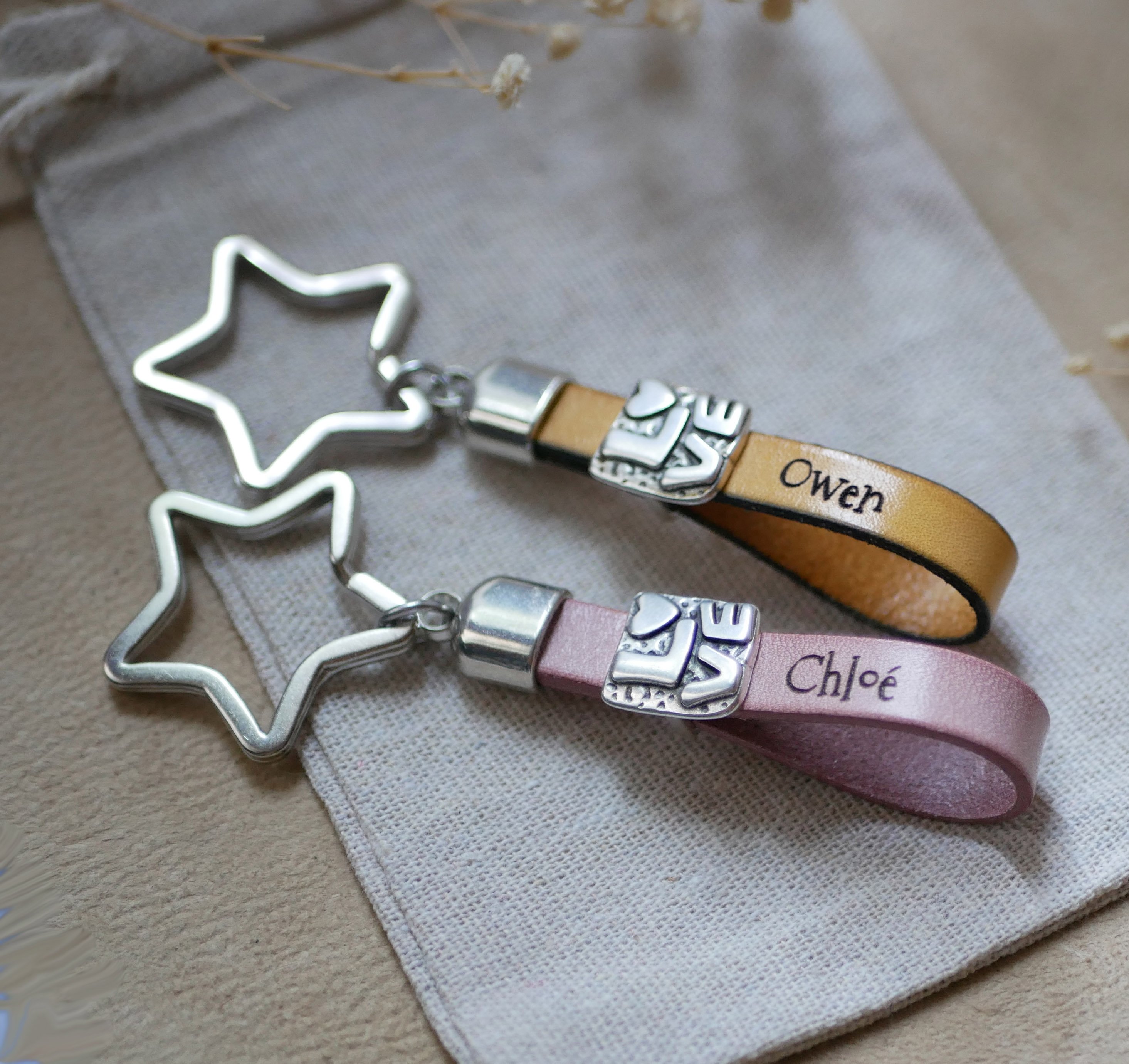 Love-n&oslash;glering i l&aelig;der, kan tilpasses med indgravering p&aring; valentinsdag