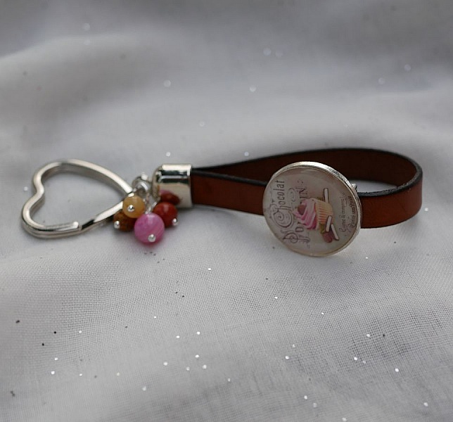 Porte-clés en cuir avec cabochon chocolat et perles colorées.