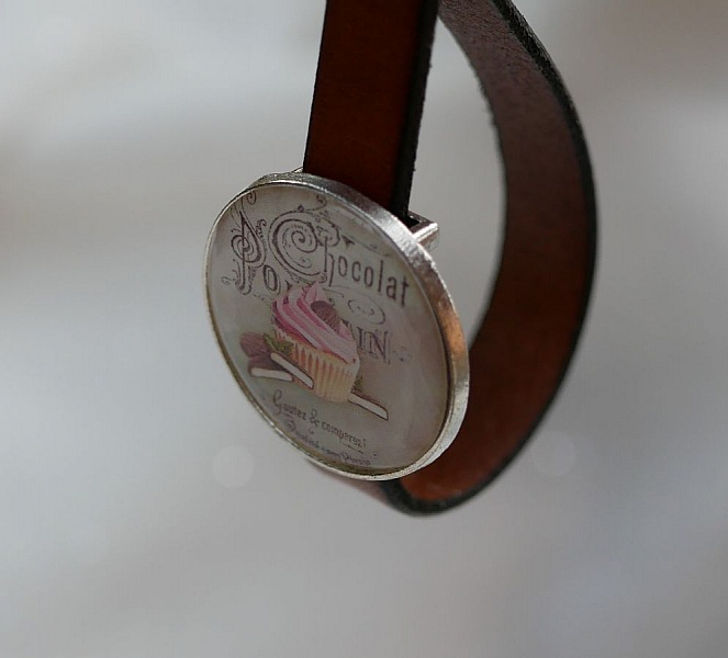 Porte-clés en cuir avec cabochon illustré thème chocolat.