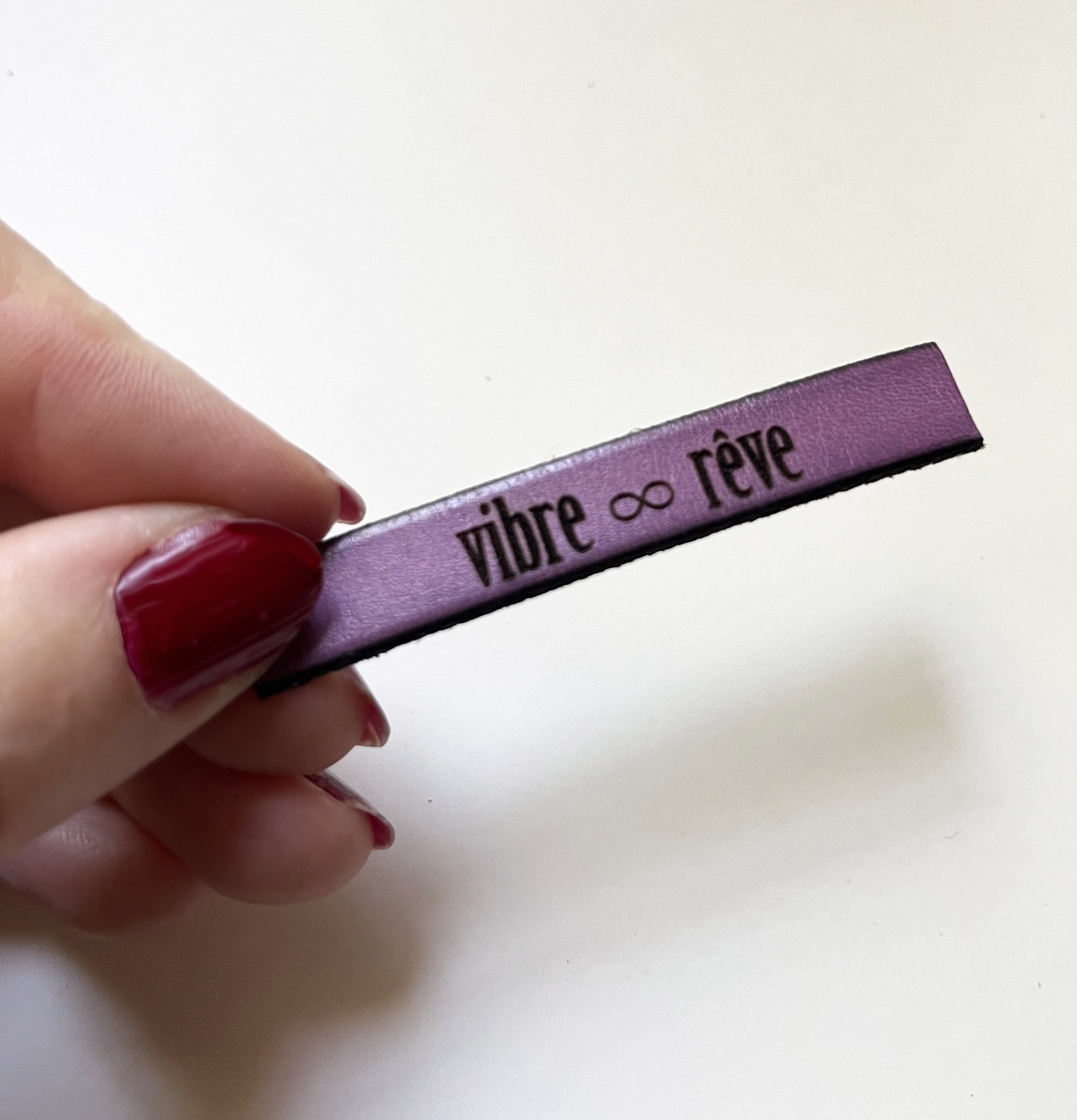 Magnet &agrave; messages en cuir grav&eacute; personnalis&eacute; 