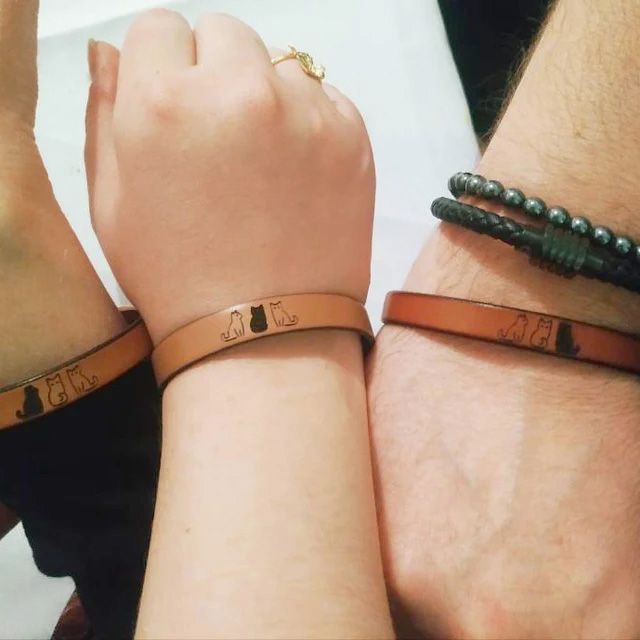 Tre læderarmbånd, der er personliggjort ved gravering med et design efter eget valg