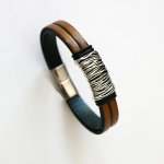 Brunt læderarmbånd med flettet metalforing og magnetlås