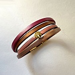 Bracelet manchette femme aux 4 cuirs roses nacr&eacute;s au fermoir dor&eacute; &agrave; extension