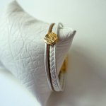 Manchetarmbånd i hvidt og guld med cabochon af livets træ