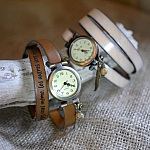 L&aelig;derarmb&aring;nd ur 2 eller 3 runder med perle og vedh&aelig;ng