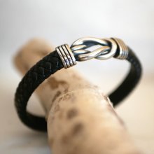Sort læderarmbånd med keltisk knude og magnetlås i stål