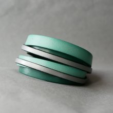 Dobbelt manchetarmbånd i grønt og sølvfarvet læder med specialfremstilling  