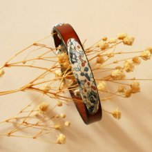 Florâme-armbånd med liberty-bånd Eloïse blå blomster på brunt læder