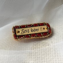 Broche à message en cuir gravé "sois béni" en perles rouges et dorées 