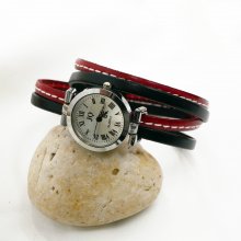 Rødt ur med dobbelt læderrem og syninger 