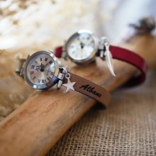 Sølvfarvet ur med charme og læderrem med justerbar lås