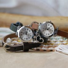 Sølvfarvet ur med læderrem og sølvfarvet spænde