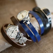 Sølvfarvet ur med tredobbelt læderrem og charme til personlig tilpasning