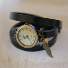 Læderarmbåndsur med fjer- og perlecharms